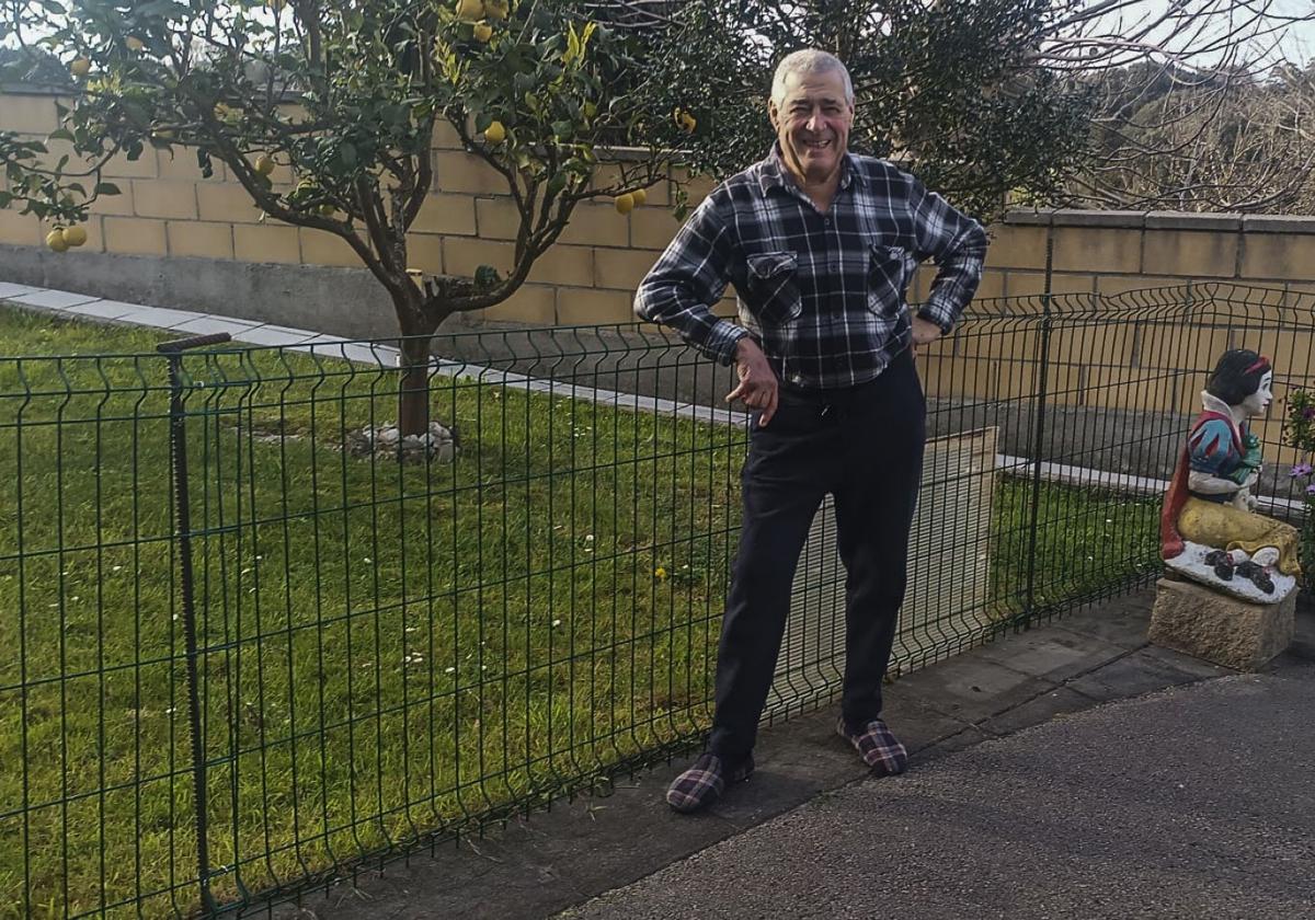 Teo Arnal posa en el jardín de su casa, en Argoños, sobre la que pesa sentencia firme de derribo.