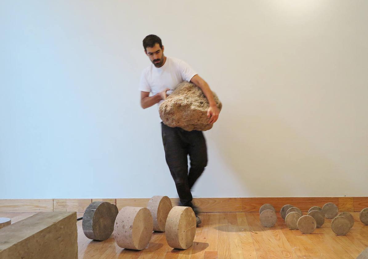 El escultor y arquitecto de Pamplona Alberto Odériz durante el montaje de una de sus instalaciones.