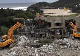 Estos apartamentos junto a la playa de La Arena, en Arnuero, fueron los primeros de Cantabria en ser demolidos en el año 2009.