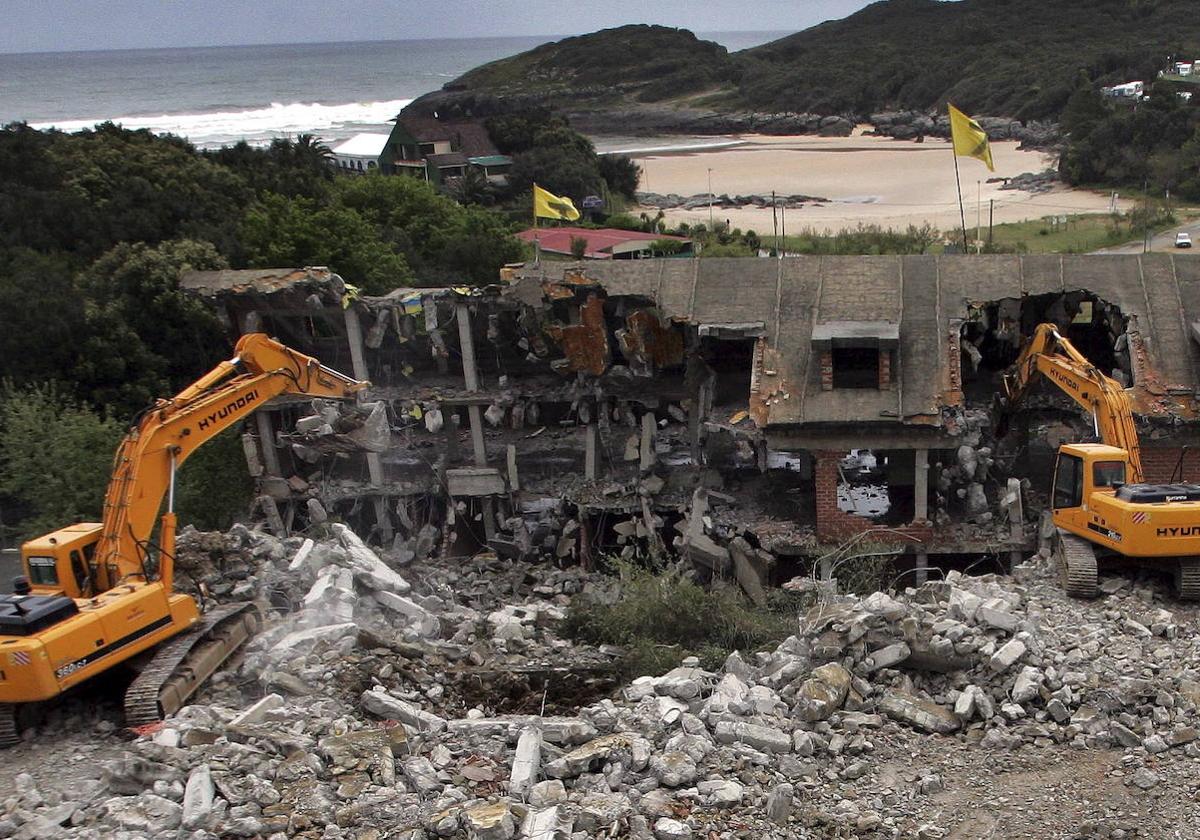 Estos apartamentos junto a la playa de La Arena, en Arnuero, fueron los primeros de Cantabria en ser demolidos en el año 2009.