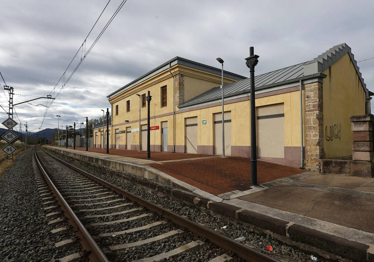 Edificio de la estación de Sierrapando, rehabilitado en 2018 y pendiente de una reforma cultural de la Consejería de Cultura.