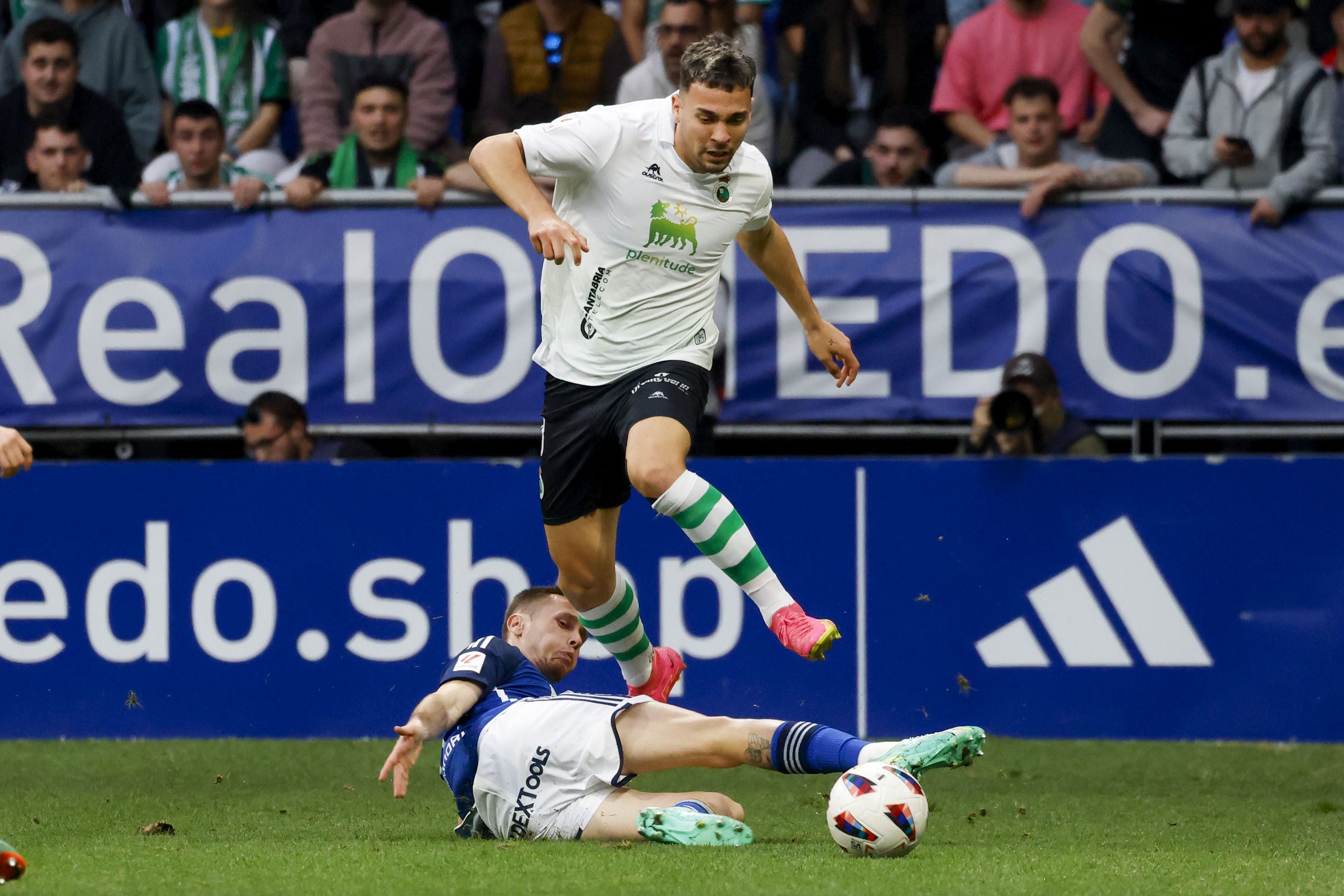 Juan Carlos Arana supera a un jugador del Oviedo. 