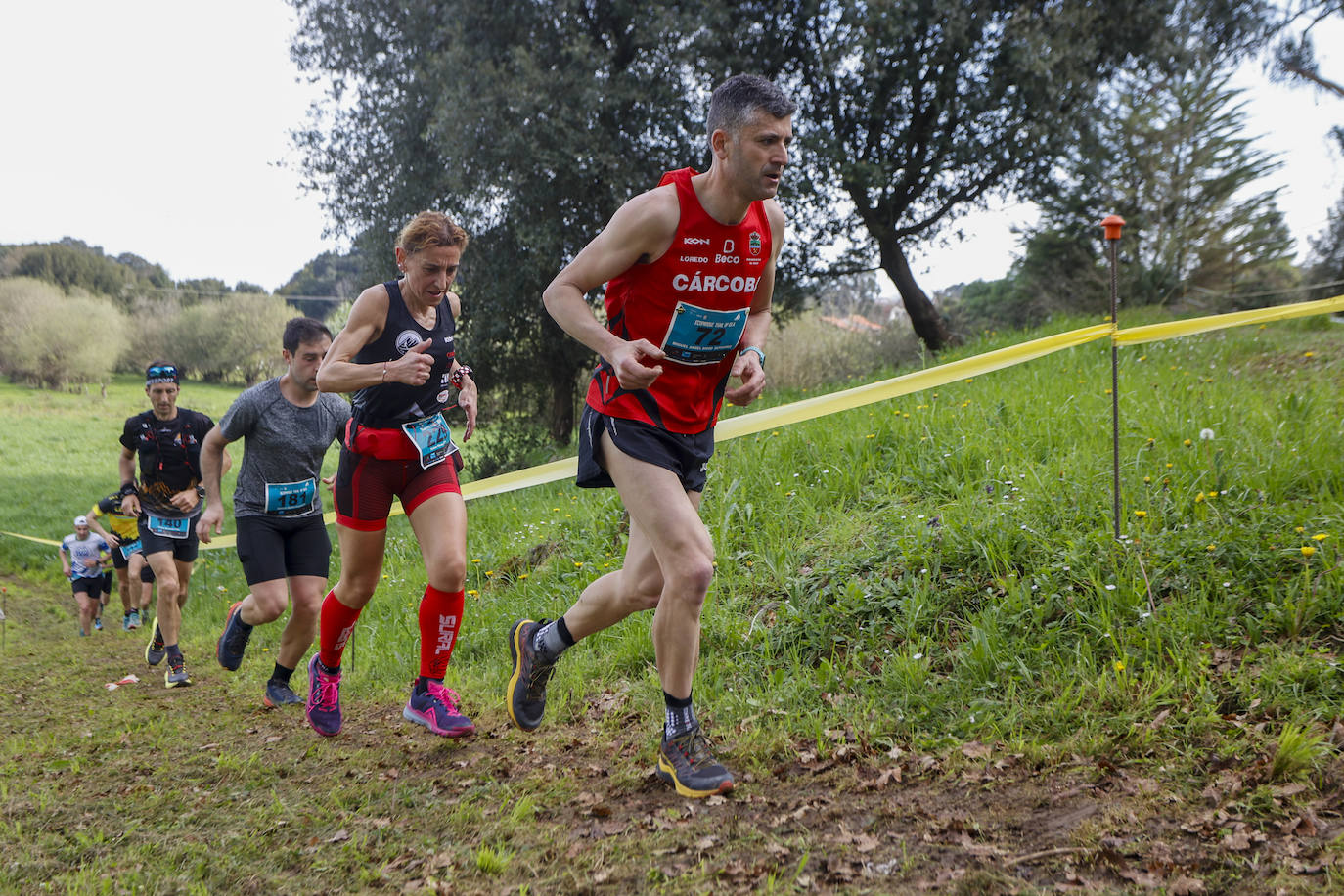 Miguel Angel Diego (Cárcoba Ribamontán al Mar), al frente de un grupo de atletas durante el trail.