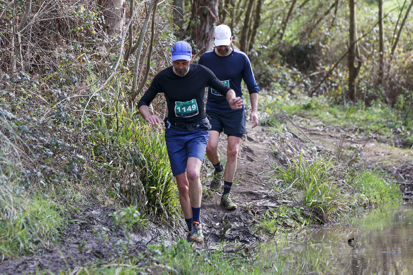 Dos atletas, por un sendero.