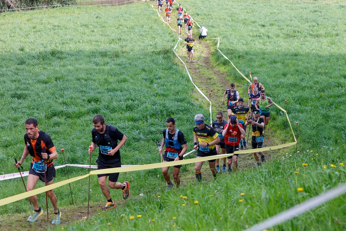 Los participantes, en un momento del trail Ecoparque de Trasmiera.