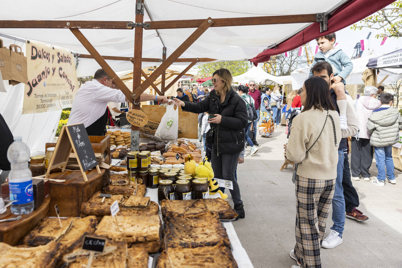 Hasta 68 productores han llenado el mercado artesanal.