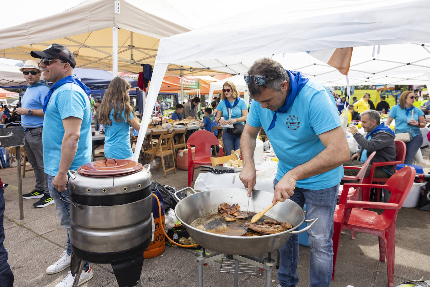 Las peñas se han volcado durante horas en el certamen de alubias y sus preparaciones, llegando a La Fondona incluso antes de las ocho de la mañana.