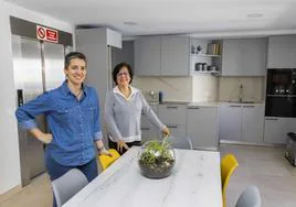 Ana Rivero y Luz Sámame, en el nuevo centro de acogida De Paul de la Cocina Económica, en la calle Tantín.