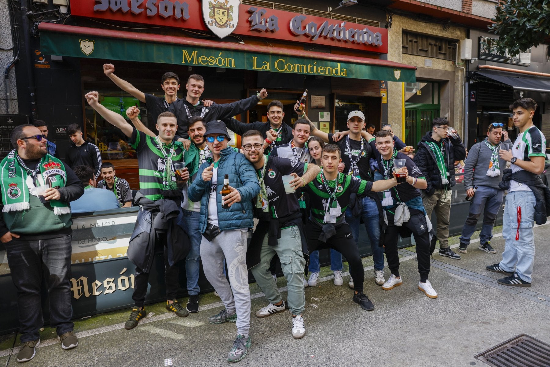 Aficionados racinguistas, el pasado sábado, en Oviedo.