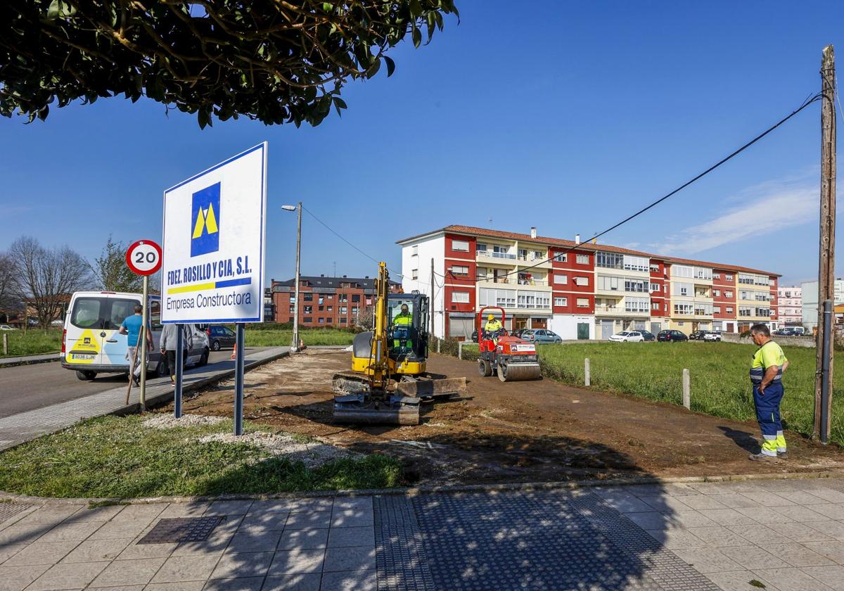 Operarios de la adjudicataria encargada del plan de urbanización, ayer, entre Sierrapando y Tanos (Torrelavega).