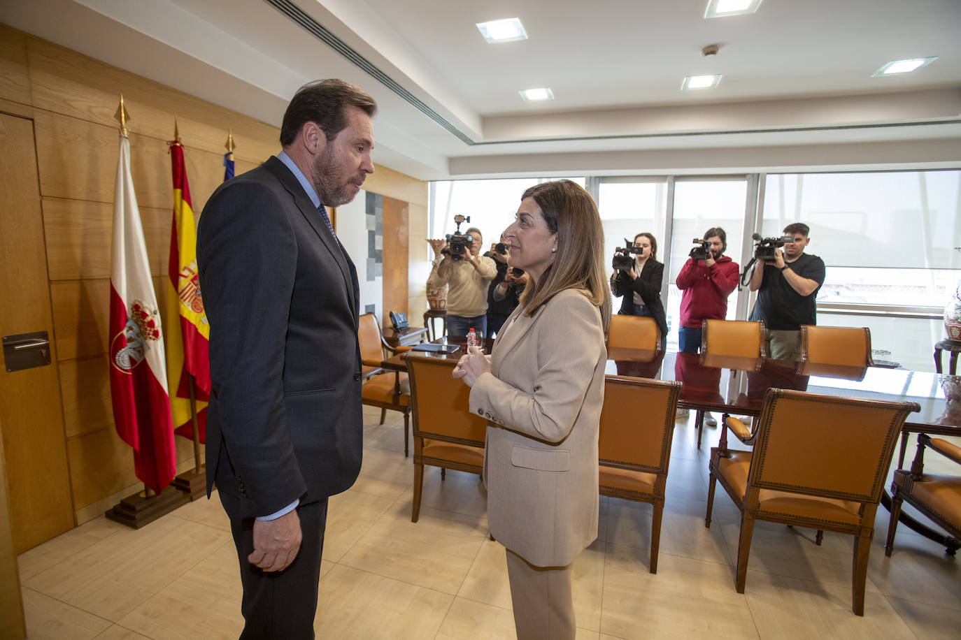 Los reporteros gráficos toman imágenes del ministro y la presidenta cántabra antes del inicio de la reunión entre ambos.