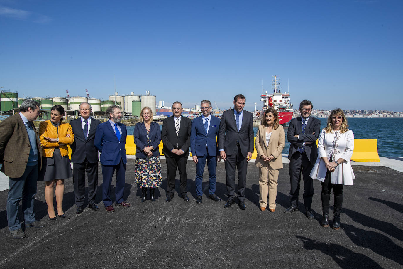 Foto de familia en el muelle. De izquierda a derecha Íñigo Fernández, Gema Igual, Eduardo Arasti, Javier Noriega, María José González Revuelta, Roberto Media, César Díaz, Óscar Puente, María José Sáenz de Buruaga, Álvaro Rodríguez y Eugenia Gómez de Diego