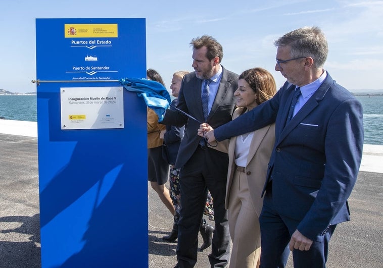 Puente, Buruaga y Díaz descubren la placa para dar por inaugurado el muelle.