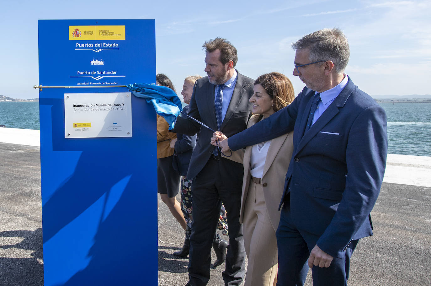 Puente, Buruaga y Díaz se encargaron de destapar la placa conmemorativo con motivo de la inauguración en el Puerto de Santander.