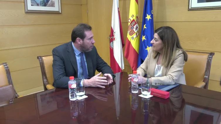 La llegada del ministro a la sede del Gobierno de Cantabria