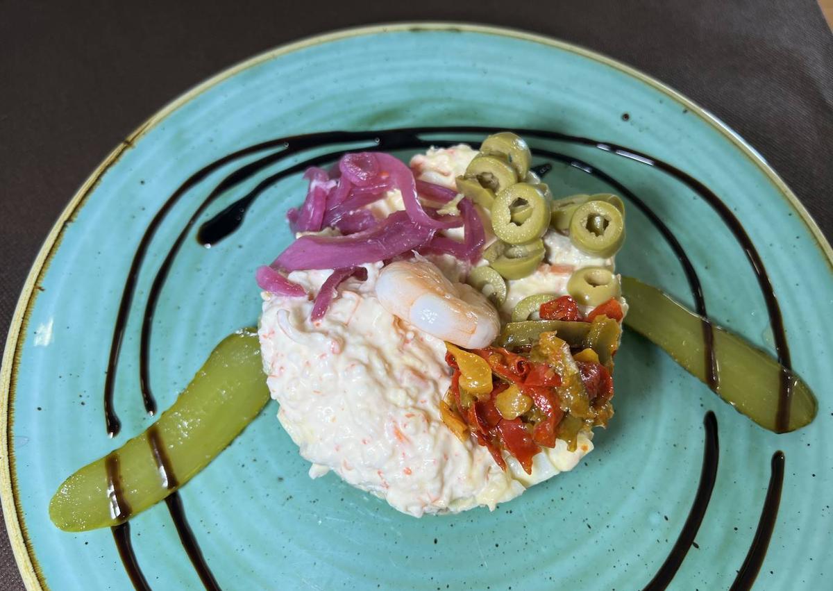 Imagen secundaria 1 - Ensaladilla rusa y gyozas de verduras.