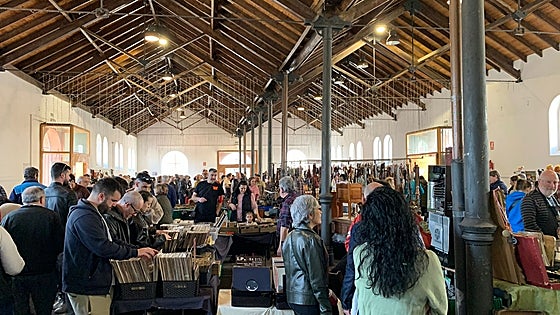 La feria vintage de Sarón triunfa en su primera edición