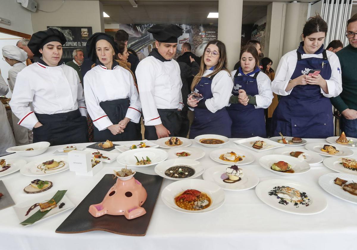 Un grupo de alumnos comparte impresiones sobre los platos presentados en la pasada edición.