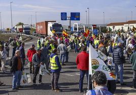 Ganaderos de Castilla y León bloquean los accesos al Puerto.