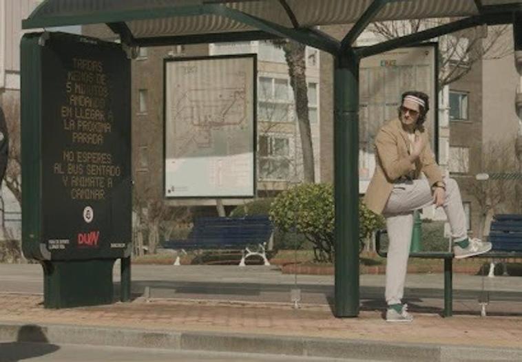 Un gimnasio 'hackea' las paradas de autobús de Santander para que la gente camine