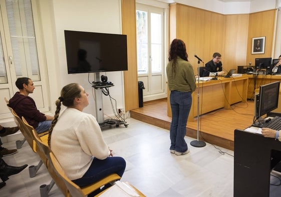 Momento en el que declara la denunciada ante la presencia del ganadero y la mujer que ha acogido el perro.