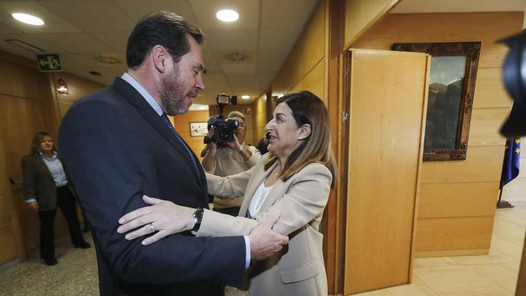 El ministro de Transportes, Óscar Puente, y la presidenta de Cantabria, María José Sáenz de Buruaga, esta mañana en la sede del Gobierno regional.