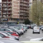 Un vehículo busca una plaza libre en el aparcamiento de La Carmencita, este martes, en Torrelavega.