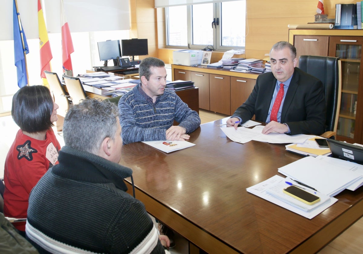 El consejero, Roberto Media y parte de la Corporación ramaliega reunidos en la Consejería.