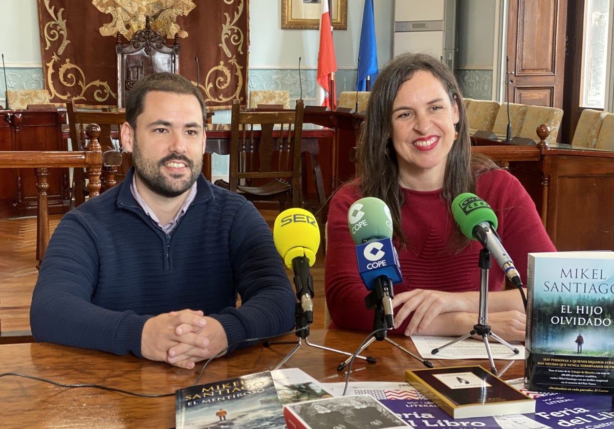 David Perujo, de Mora Mora Editorial y Elena García Lafuente, concejal de Cultura del Ayuntamiento de Castro, han presentado este martes la primera Feria del Libro en la ciudad.