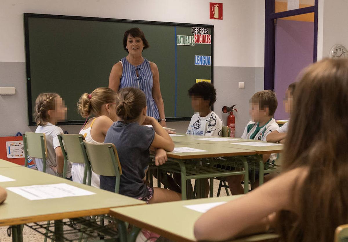 Una profesora durante una clase.