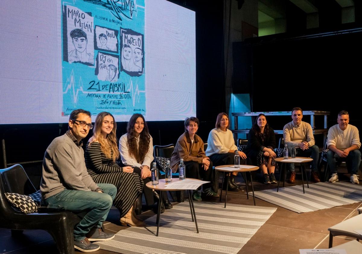 Representantes del instituto y del Ayuntamiento, de Escenario y artistas del festival durante la presentación.