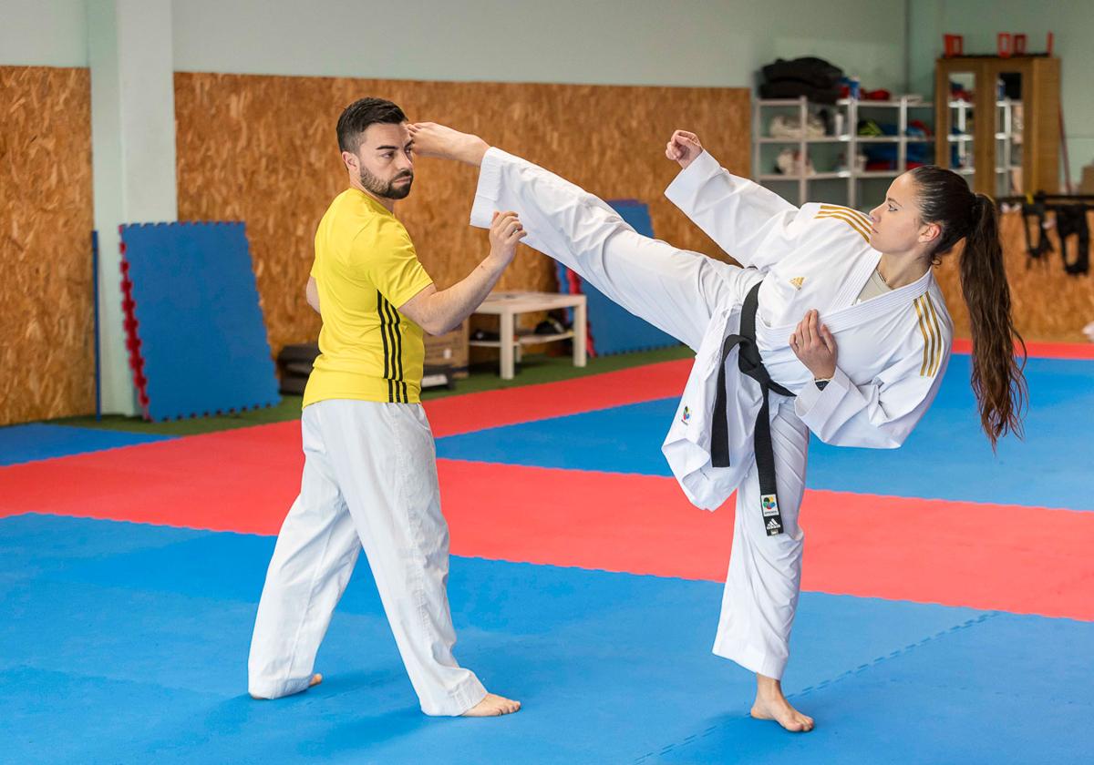 Entrena con mucho control una técnica básica, pero especial para recuperar la movilidad y la fuerza con el brazo izquierdo.