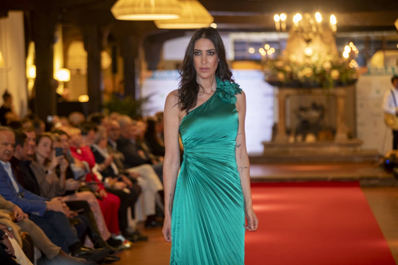 Desfile de Virginia Moda, comercio de Selaya galardonado con el 'Premio María Rosa Fernández-Pacheco' al emprendimiento femenino en los Valles Pasiegos.