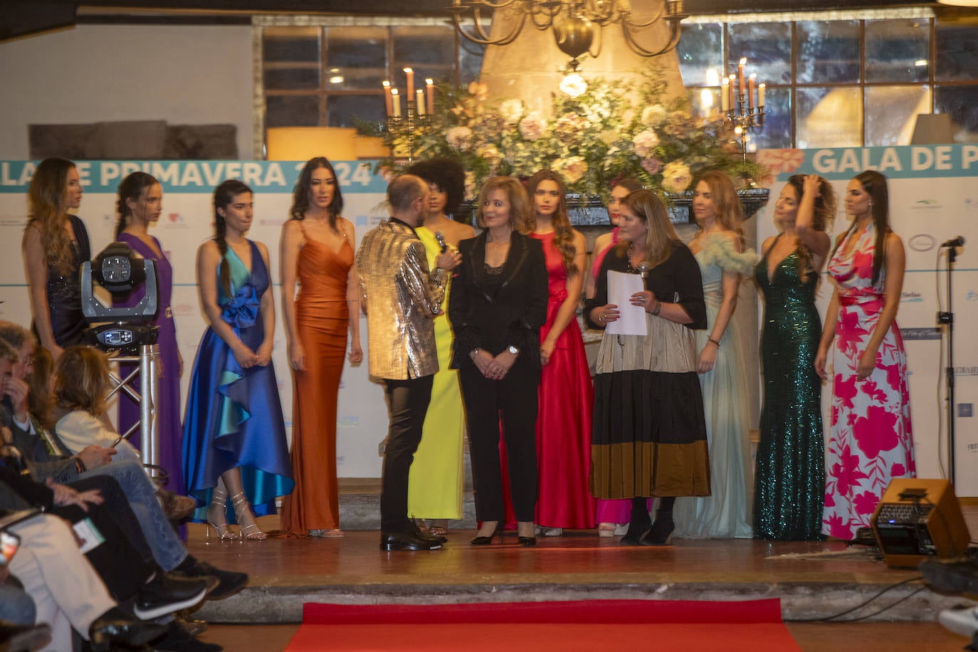 Virginia Ortiz junto a los presentadores de la gala, José Luis Vallejo y Concepción Revuelta, y sus modelos.