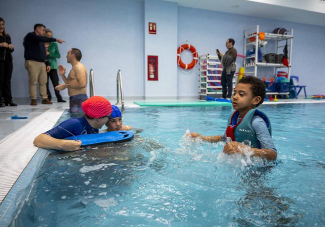 La piscina del colegio es un espacio para el desarrollo motor y cognitivo.