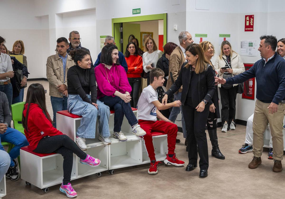 La presidenta y el consejero saludan a los alumnos del colegio Padre Apolinar de la Fundación Obra San Martín