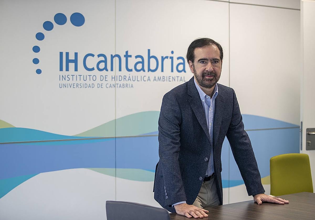 Raúl Medina, director general de IHCantabria, en la sede del instituto cántabro.