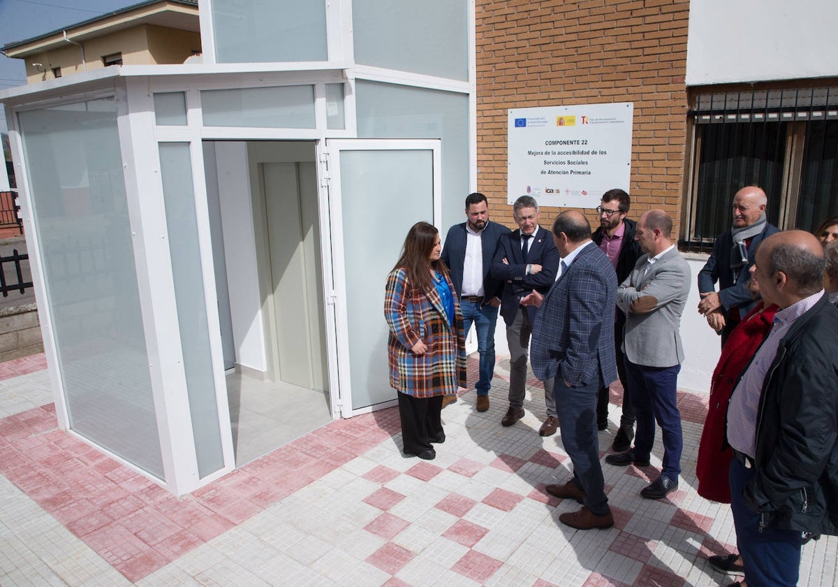 La consejera de Inclusión Social, Begoña Gómez, junto a varios miembros de la corporación de Campoo de Enmedio en la presentación de la obra.