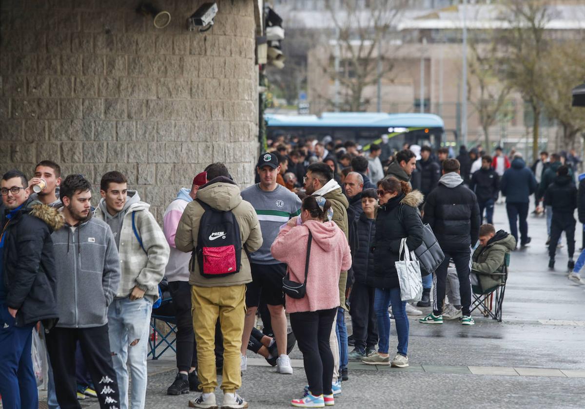 Colas en los Campos de Sport para comprar entradas de cara al partido con el Sporting.