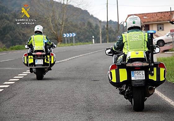 Dos motoristas de la Agrupación de Tráfico de la Guardia Civil.