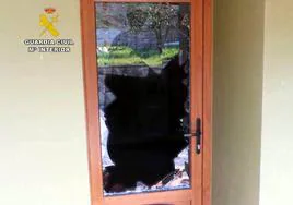 Puerta reventada por el autor del robo con fuerza en una casa de Reocín.