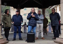 Javier Gómez se dirige a los vecinos, en Potes, en la última concentración por una mejora sanitaria en Liébana