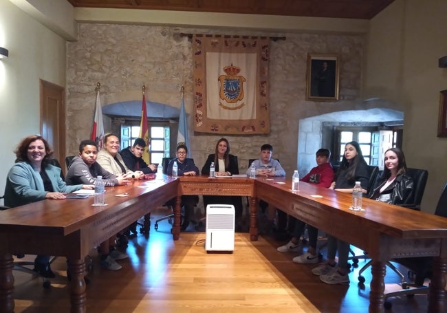 Encuentro de los alumnos del José Hierro con el equipo de gobierno en el salón de plenos de San Vicente.