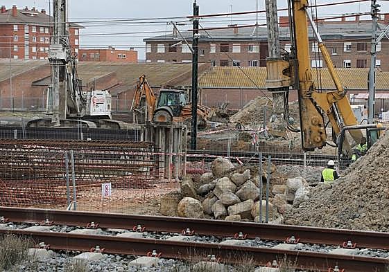 Obras del primer tramo del AVE a Cantabria a su paso por Palencia.