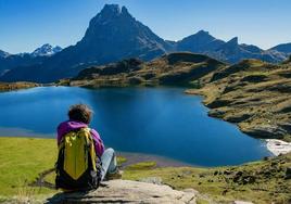 Una montañera observa el Midi d'Ossau desde el lado español de la frontera con Francia.