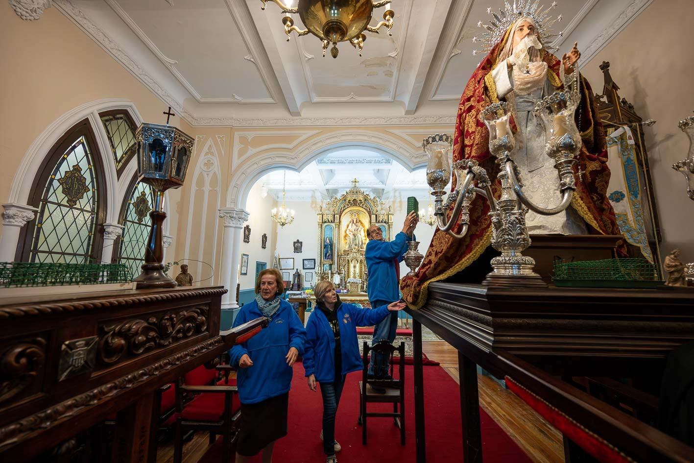 Los cofrades en la capilla de la Merced preparando las reliquias. 