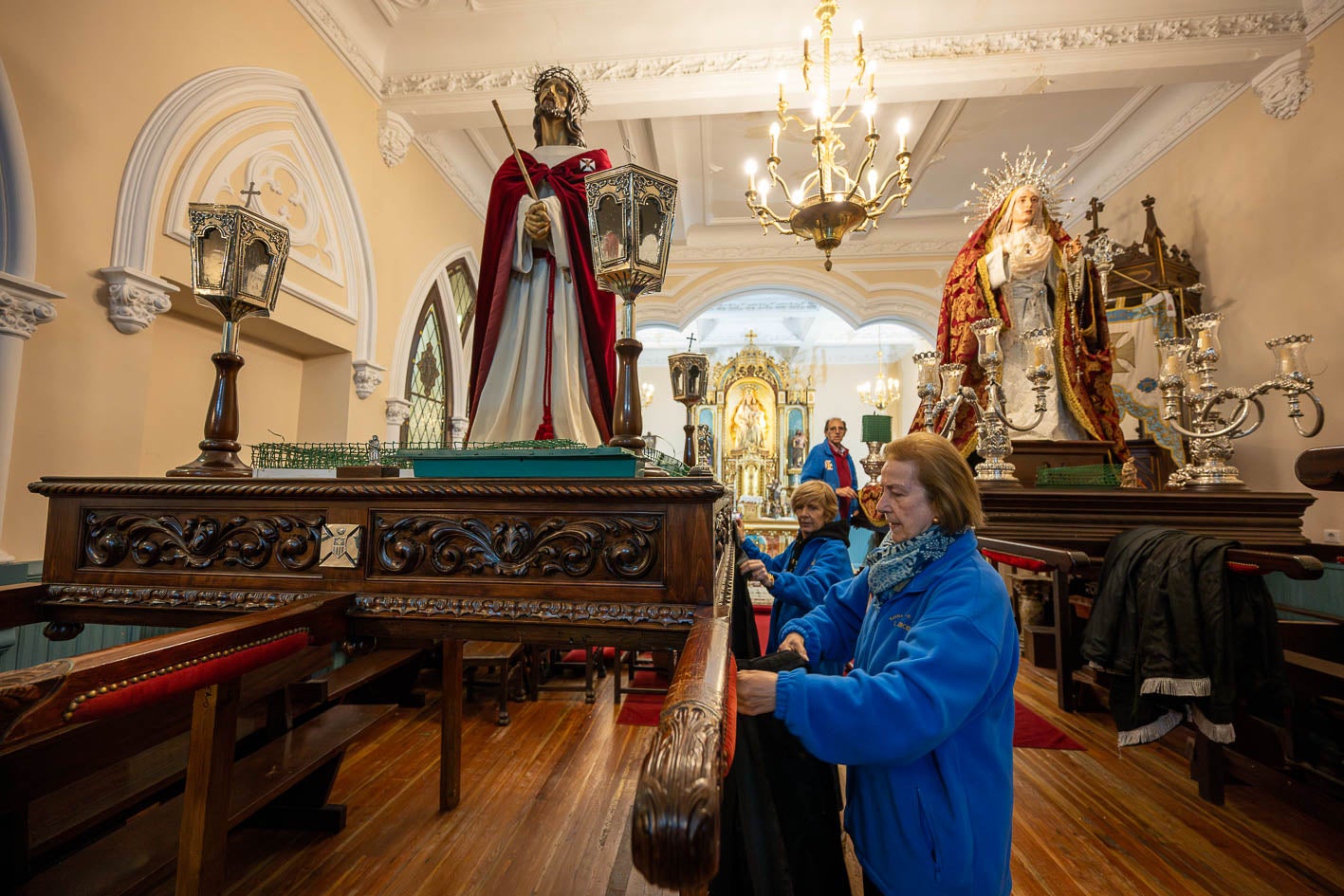 Los cofrades limpian y abrillantan las reliquias que s custodian en la capilla de la Merced antes de llevarlas a la carpa de Exposiciones, en la plaza Porticada.