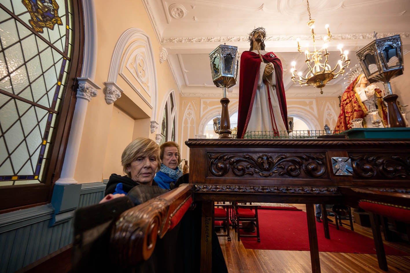 Preparando el paso de Jesús de Nazareno' que sale en procesión el Miércoles Santo.