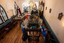Los cofrades de la Archicofradía de La Merced se reúnen para los preparativos de Semana Santa