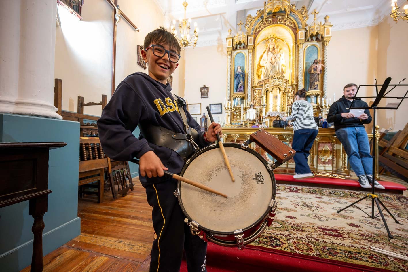 Un joven cofrade, Nicolás Oporto, practica con el tambor. 